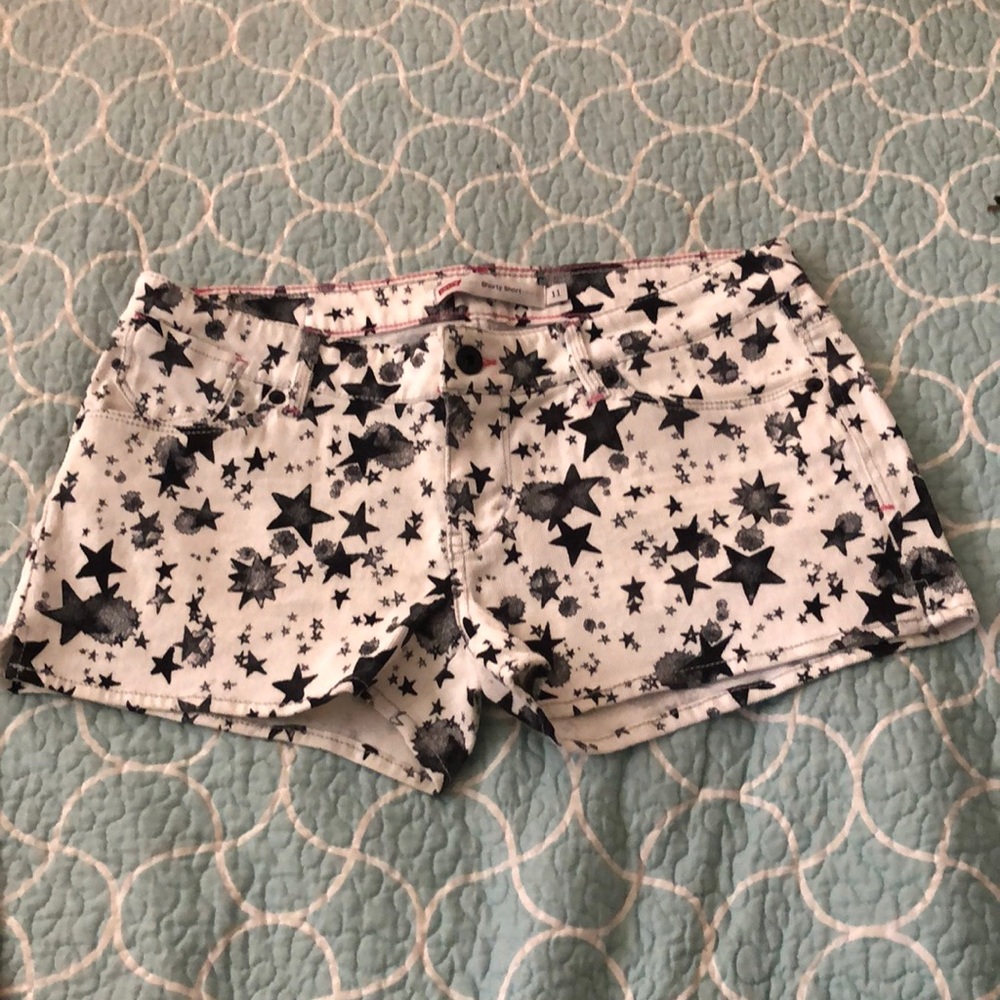 Levi’s Shorts Sz 11 W w/blk stars & pink stitching